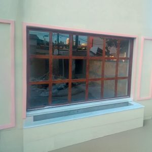 Fachada fixa em vidros amadeirada