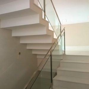 Guarda corpo em vidros com torres inox