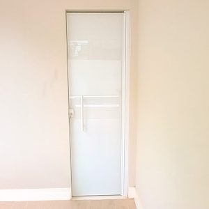 Porta com vidro branco pintado