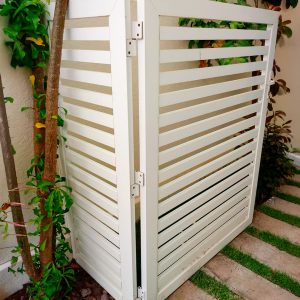 Portão branco tubular giro
